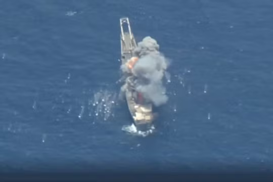 Tấn công hỏa lực tàu mục tiêu USS Racine (LST-1191).