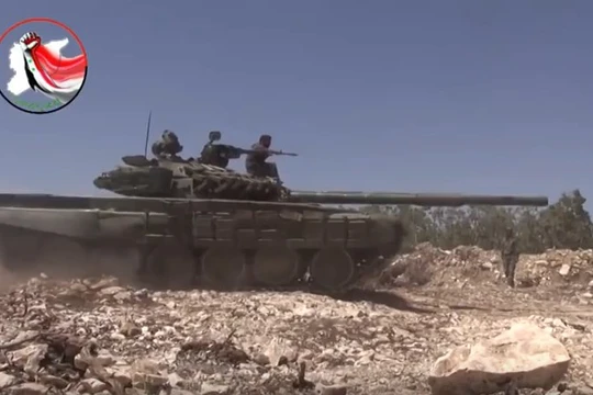 Xe tăng lực lượng vũ trang địa phương NDF trên chiến trường sa mạc tỉnh Homs