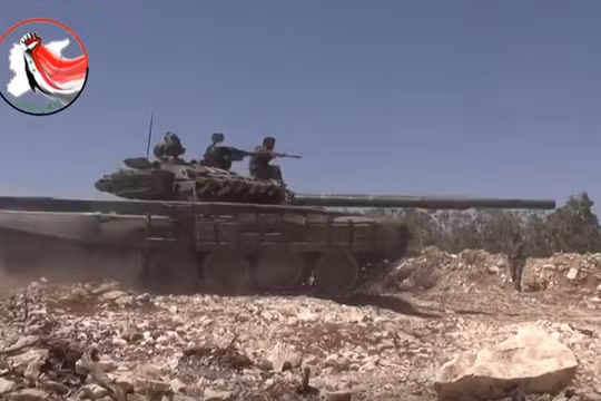 Xe tăng lực lượng vũ trang địa phương NDF trên chiến trường sa mạc tỉnh Homs