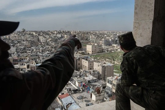Binh sĩ quân đội Syria đối diện với khu chung cư dự án 1070 ở Tây Nam Aleppo