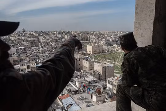 Binh sĩ quân đội Syria đối diện với khu chung cư dự án 1070 ở Tây Nam Aleppo