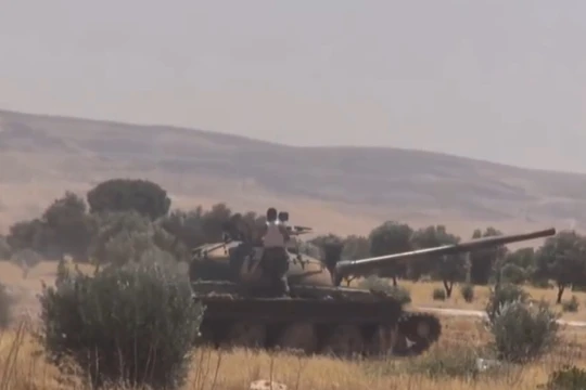 Xe tăng quân đội Syria trên chiến trường tỉnh Hama