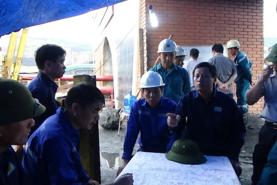 Công ty than Hòn Gai và các đơn vị bàn phương án cứu hộ