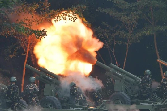 Pháo binh lực lượng vũ trang Philippines tấn công nhóm khủng bố IS - ảnh truyền thông Philippines