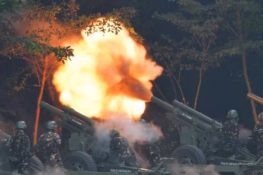 Pháo binh lực lượng vũ trang Philippines tấn công nhóm khủng bố IS - ảnh truyền thông Philippines