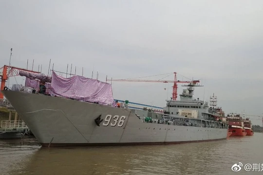 Tàu đổ bộ Type -072 lớp Haiyangshan trang bị tháp pháo ray EM - ảnh Navy Recognition 