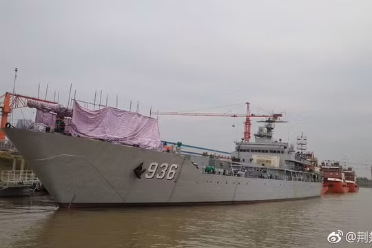 Tàu đổ bộ Type -072 lớp Haiyangshan trang bị tháp pháo ray EM - ảnh Navy Recognition 