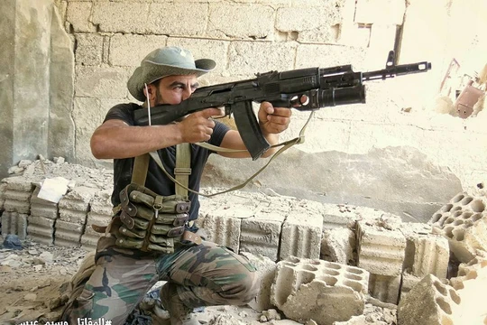 Binh sĩ Syria sử dụng súng phóng lựu kẹp nòng GP-25 trong cuộc chiến giành giật thị trấn Ayn Tarma