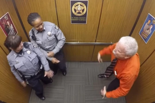 Video: Cảnh sát Mỹ vui vẻ ở đâu?