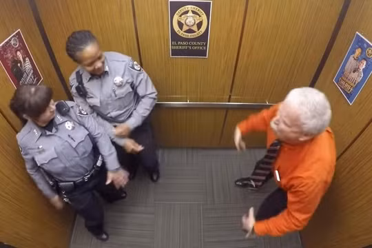 Video: Cảnh sát Mỹ vui vẻ ở đâu?