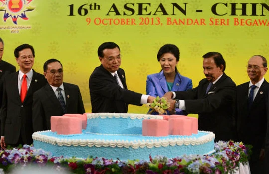 Các nhà lãnh đạo ASEAN và Thủ tướng Trung Quốc Lý Khắc Cường trong cuộc gặp chiều 9-10- 2013 tại Brunei - Ảnh: Reuters