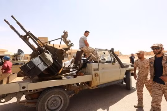 Các tay súng thuộc lực lượng Quân đội Quốc gia Libya (LNA) tiến công về Tripoli. Ảnh minh họa: South Front.