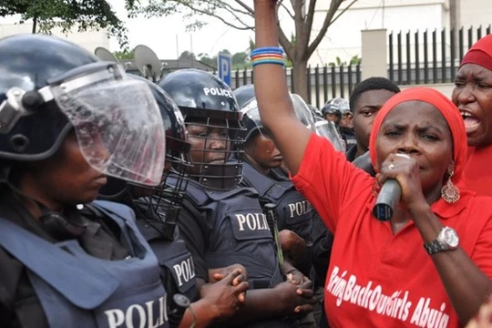 Người dân biểu tình, hối thúc chính phủ Nigeria giải cứu 200 nữ sinh bị Nhóm khủng bố Boko Haram bắt cóc ngày 14/10/2014 khi đang trên đường đến trường.
