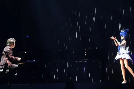 Ca sĩ ảo Luo Tianyi biểu diễn cùng nghệ sĩ dương cầm nổi tiếng thế giới Lang Lang năm 2019 tại Nhà thi đấu Mercedes-Benz ở Thượng Hải, Trung Quốc. Ảnh CNBC