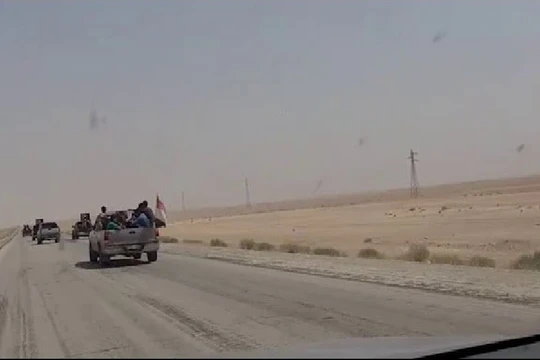 Lực lượng Vệ binh Cộng hòa tiến công về hướng thành phố Deir Ezzor dọc theo đường cao tốc M20 - ảnh video truyền thông quân đội Syria