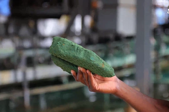 Vật liệu coban trong pin xe điện Lithium-ion. Ảnh video CNBC.