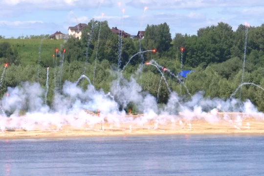 Công binh Nga tạo màn kCông binh Nga ra phá mìn chuẩn bị vượt sông Oka