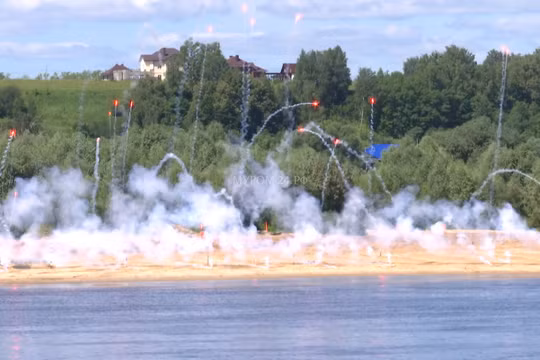 Công binh Nga tạo màn kCông binh Nga ra phá mìn chuẩn bị vượt sông Oka