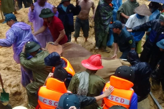 Lực lượng cứu hộ đưa những người thiệt mạng trong vụ sập nhà tại Tổ 44, khu 4 (phường Cao Thắng, Tp Hạ Long) - Ảnh: ĐH