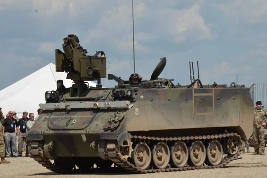 Xe thiết giáp chuyển quân M-113, được lắp đặt bộ khí tài robot tự lái. Ảnh Breaking Defence