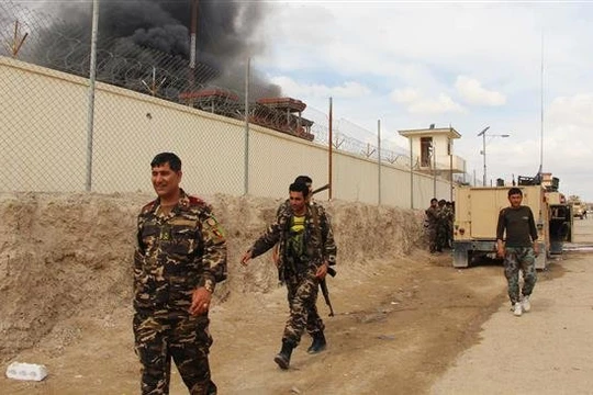 Binh sĩ Afghanistan tuần tiễu quanh căn cứ quân sự Afghanistan và Mỹ. 