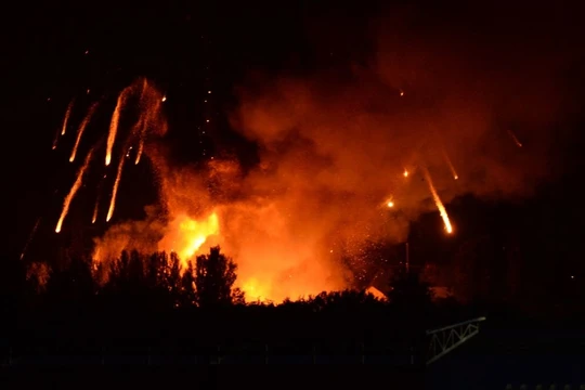 Vụ hỏa hoạn khủng khiếp tại kho vũ khí Ichnya của quân đội Ukraine ở Chernigov. Ảnh minh họa: Russia Gazeta.