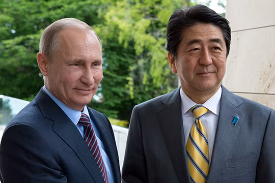 Dấu ấn khắc nghiệp của công việc trên gương mặt hai nhà lãnh đạo Nga - Nhật qua hai năm