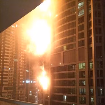 Ảnh lửa bao trùm tòa chung cư cao nhất thế giới