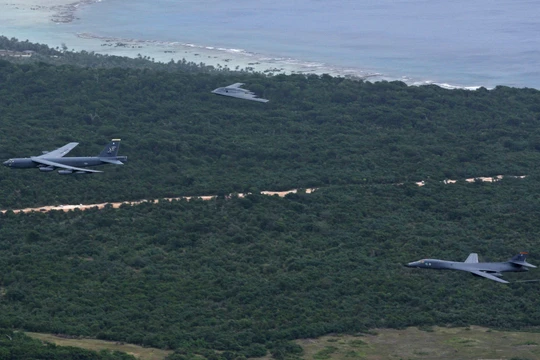 Các máy bay ném bom B1, B2, B 52 trên căn cứ đảo Guam