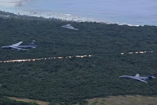 Các máy bay ném bom B1, B2, B 52 trên căn cứ đảo Guam