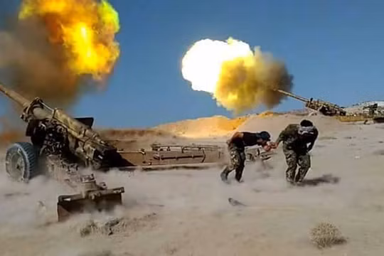 Pháo binh quân đội Syria nã đạn trên chiến trường Raqqa - Deir Ezzor