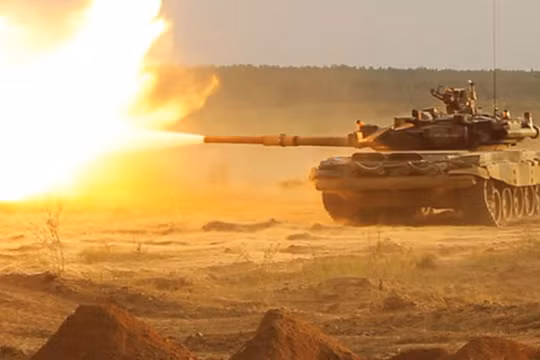 Xe tăng T-90S pháo kích trên thao trường - ảnh TVZvezda