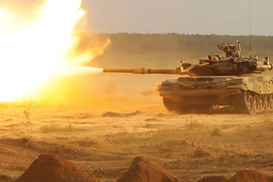 Xe tăng T-90S pháo kích trên thao trường - ảnh TVZvezda