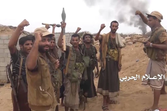 Các chiến binh Houthi sau một cuộc tấn công trên sa mạc biên giới. Ảnh minh họa: Masdar News.