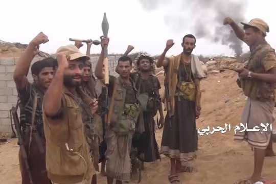 Các chiến binh Houthi sau một cuộc tấn công trên sa mạc biên giới. Ảnh minh họa: Masdar News.