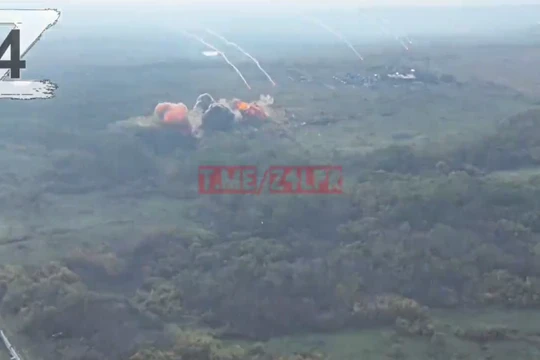 Máy bay ném bom Su-34 Nga không kích quân đội Ukraine. Ảnh video RusVesna. 