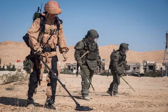 Chiến sĩ công binh, sử dụng khung xương trợ lực EO-1 trên chiến trường Syria.