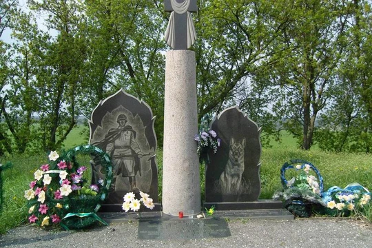 Tượng đài kỷ niệm cuộc chiến dũng cảm của 500 lính biên phòng và 150 chú chó nghiệp vụ chống phát xít Đức