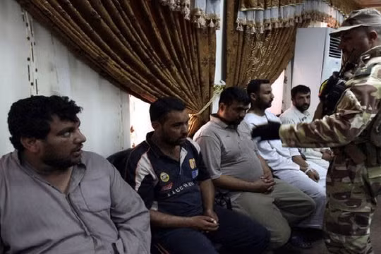 15 tay súng thuộc tổ chức Quân đội Syria tự do FSA hạ súng đầu hàng ở Darayya, Damascus