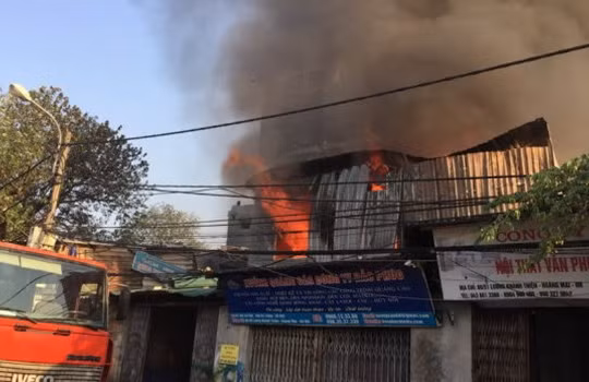 Khói và lửa bốc cao từ đám cháy.