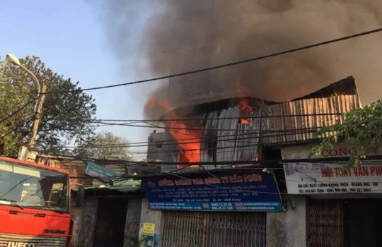 Khói và lửa bốc cao từ đám cháy.