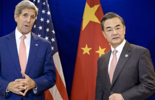 Ngoại trưởng Mỹ John Kerry và người đồng cấp Trung Quốc Vương Nghị. Ảnh: IBT