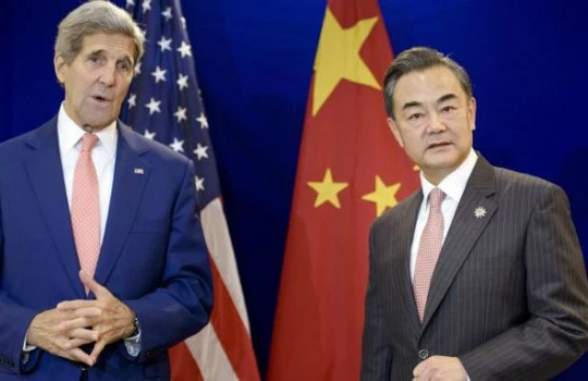 Ngoại trưởng Mỹ John Kerry và người đồng cấp Trung Quốc Vương Nghị. Ảnh: IBT