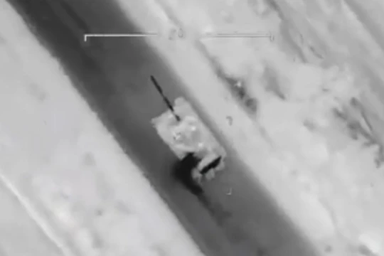 UCAV Bayraktar TB2 tấn công xe tăng quân đội Nga. Ảnh video Military Ukraine.