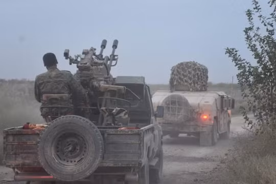Các chiến binh SDF hành quân trên chiến trường Deir Ezzor. Ảnh minh họa Masdar News
