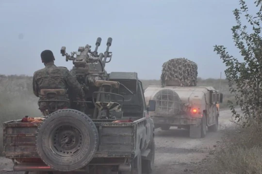 Các chiến binh SDF hành quân trên chiến trường Deir Ezzor. Ảnh minh họa Masdar News