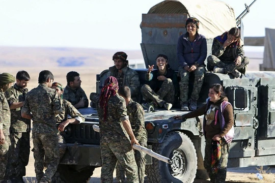 Một đơn vị dân quân người Kurd YPG với xe cơ giới Mỹ - ảnh minh họa Masdar News