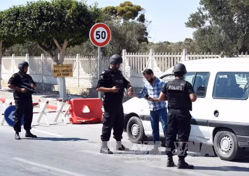 Lực lượng an ninh Tunisia làm nhiệm vụ tại khu vực xáy ra vụ tấn công. Ảnh: AFP/TTXVN 