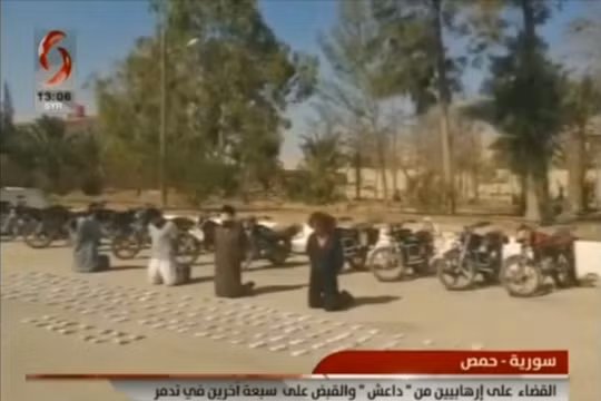 Các phần tử khủng bố IS bị bắt sống trên sa mạc tỉnh Homs, ảnh minh họa video Syria Alikhbaria