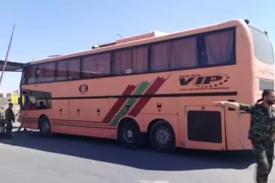 Đoàn xe buýt chở phiến quân rời bỏ Douma - ảnh minh họa Masdar News